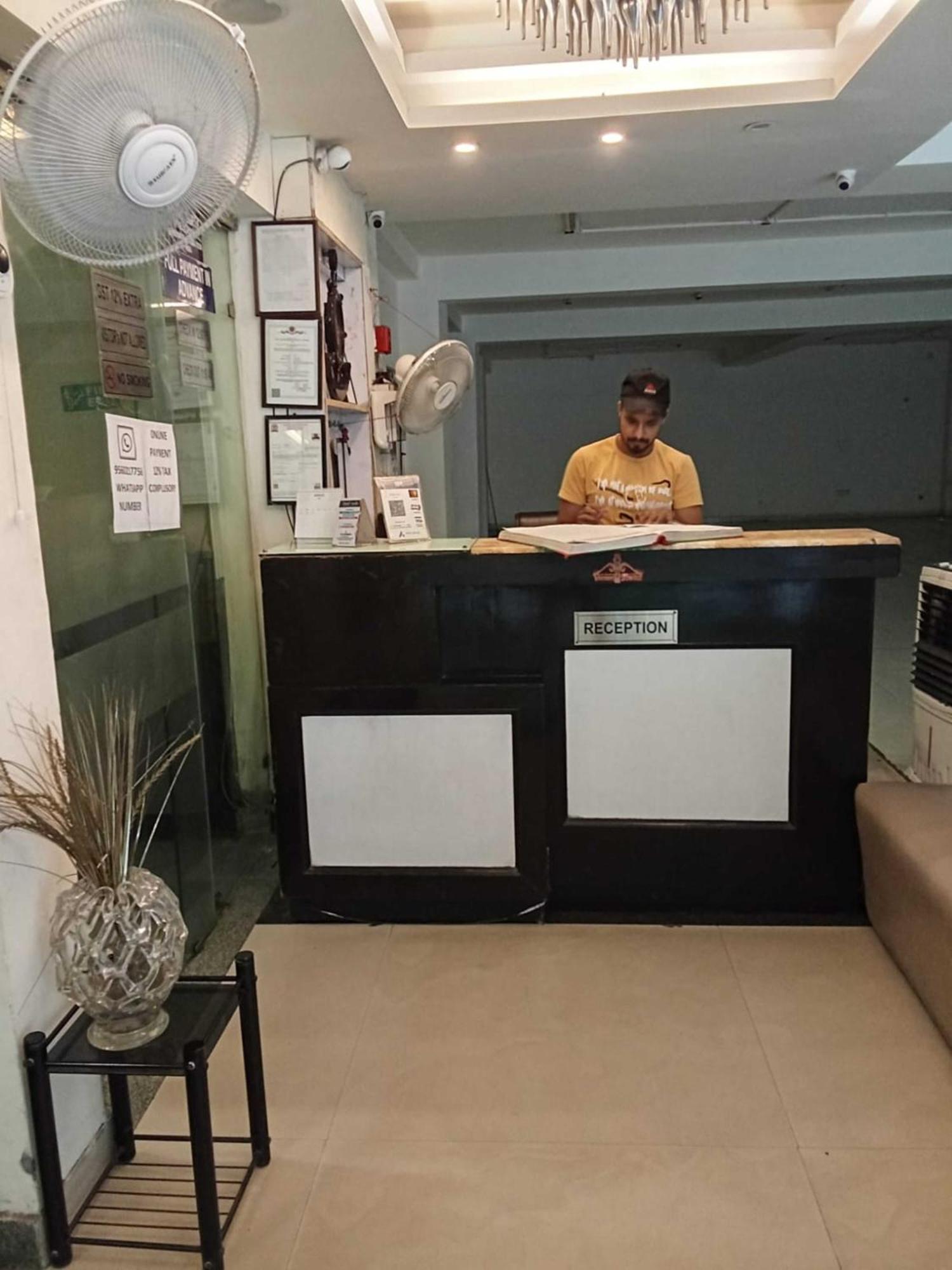 ホテル Paschim Vihar デリー エクステリア 写真